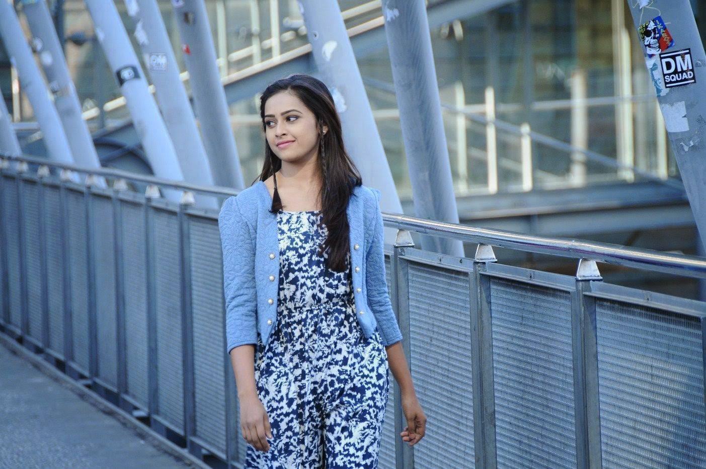 Sri Divya New Stills From Kaaki Sattai Tamil Movie