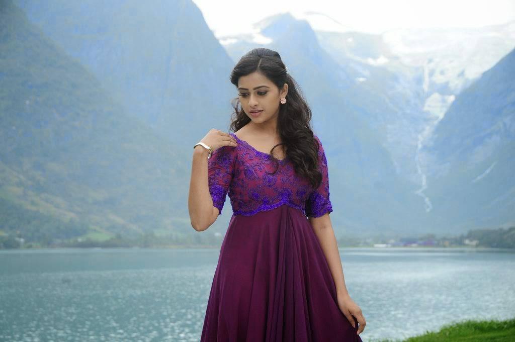 Sri Divya New Stills From Kaaki Sattai Tamil Movie