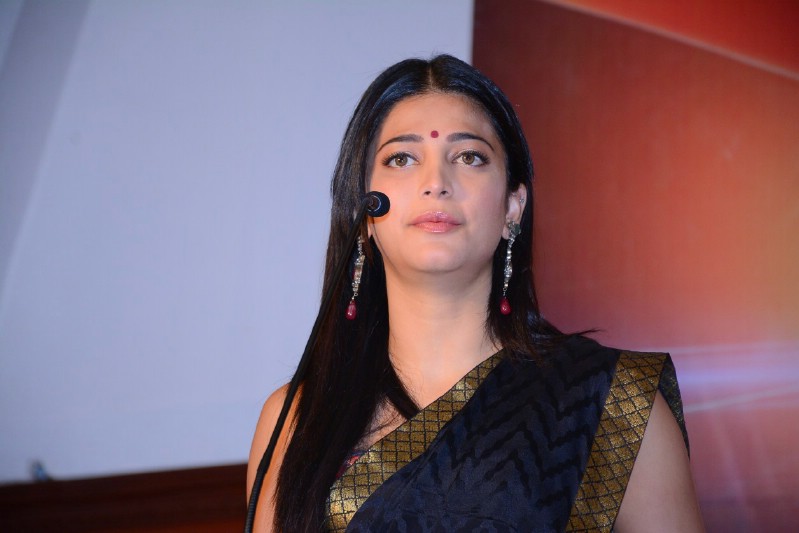 Sruthi Hasan new Stills in Black Saree