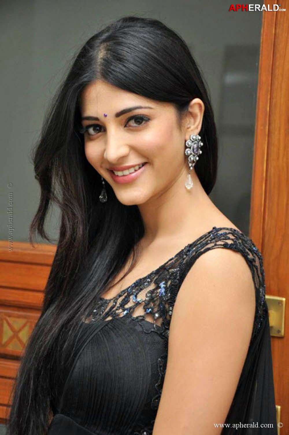 sruthi hasan spicy photos