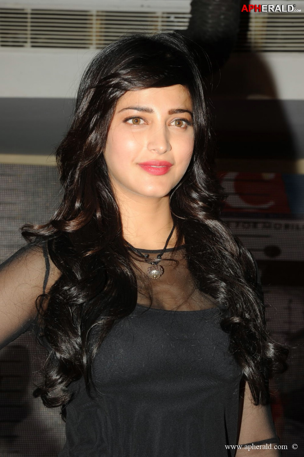 Sruthi Hassan latest images
