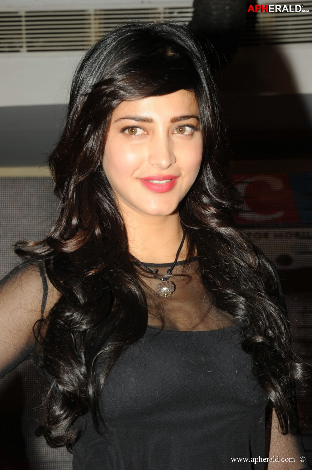 Sruthi Hassan latest images