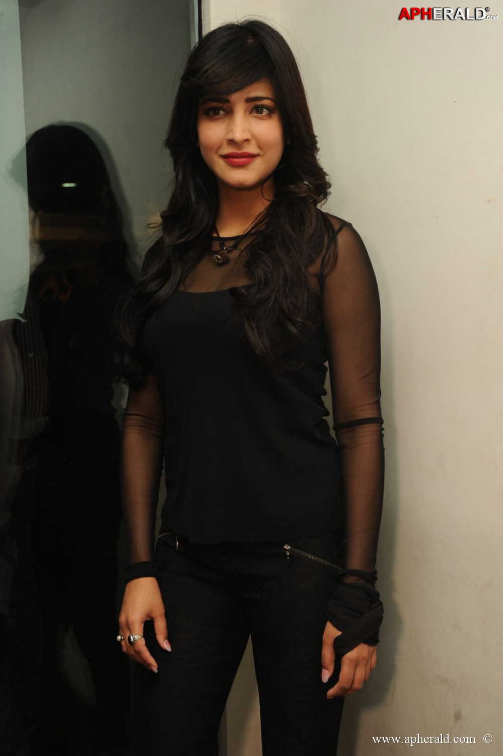 Sruthi Hassan latest images