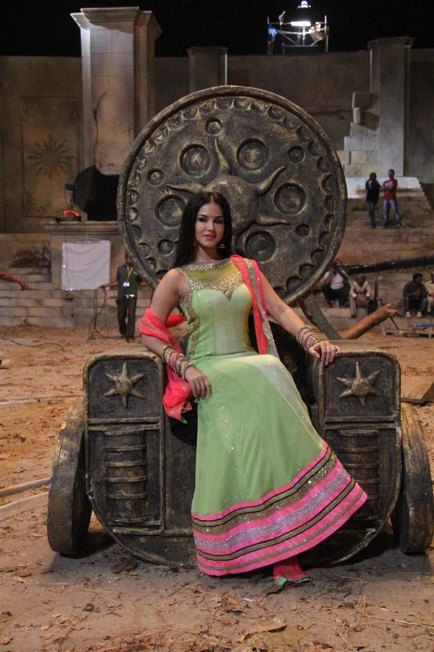 Sunny Leone At Leela Movie On Location