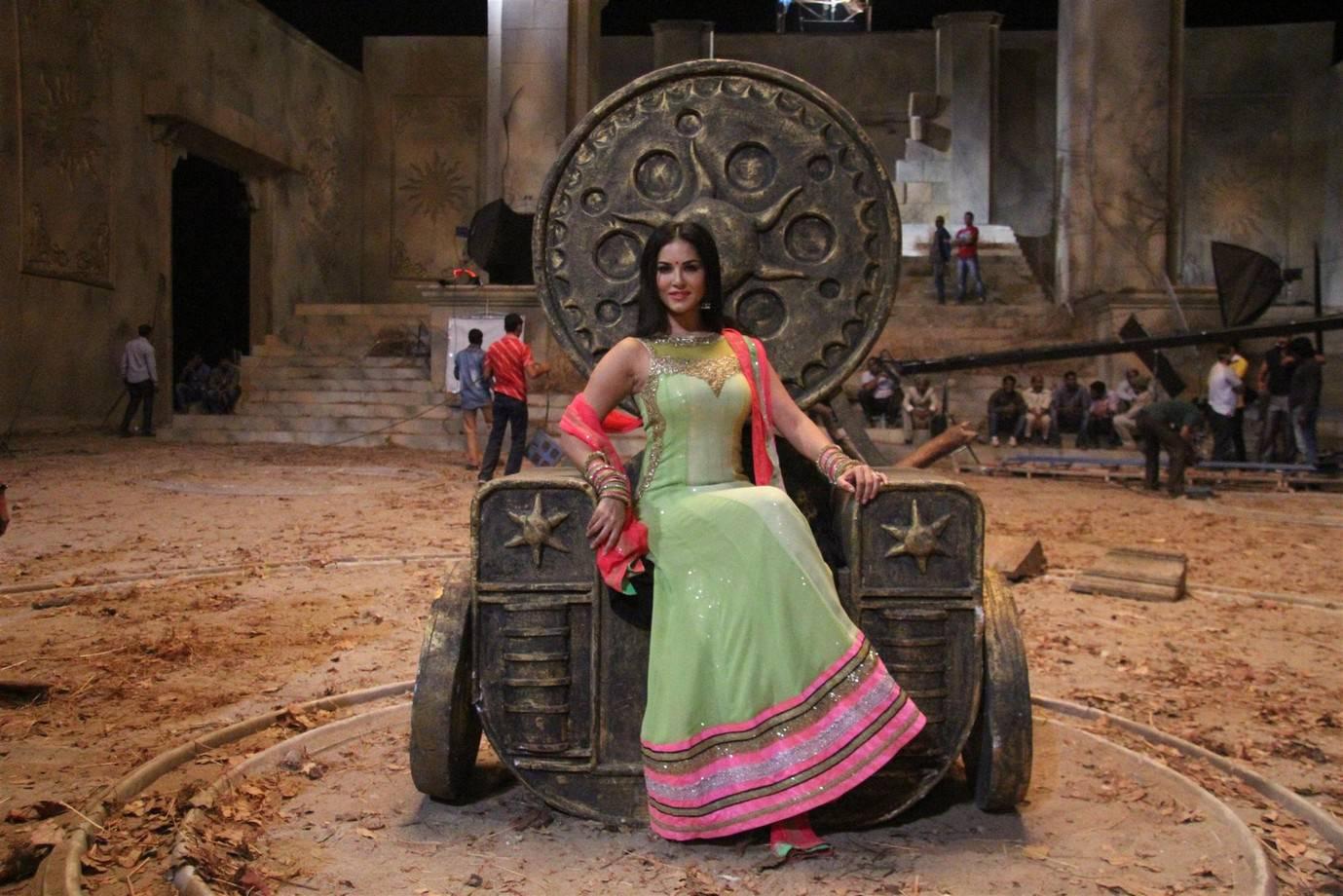 Sunny Leone At Leela Movie On Location