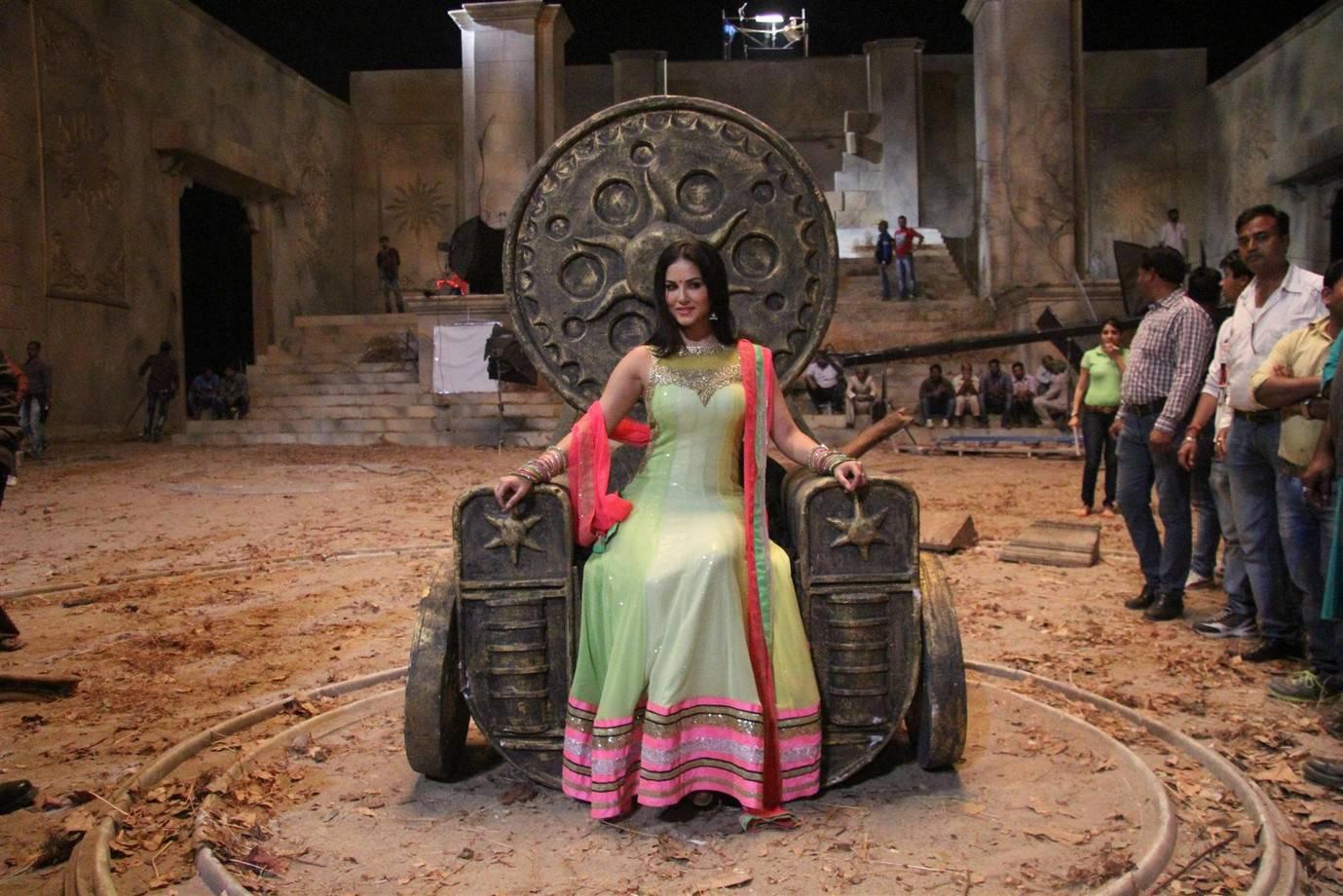 Sunny Leone At Leela Movie On Location