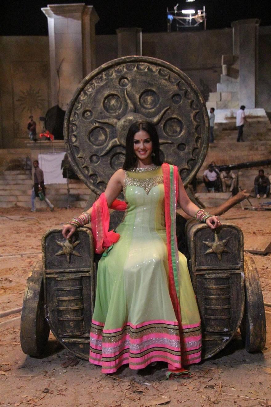 Sunny Leone At Leela Movie On Location