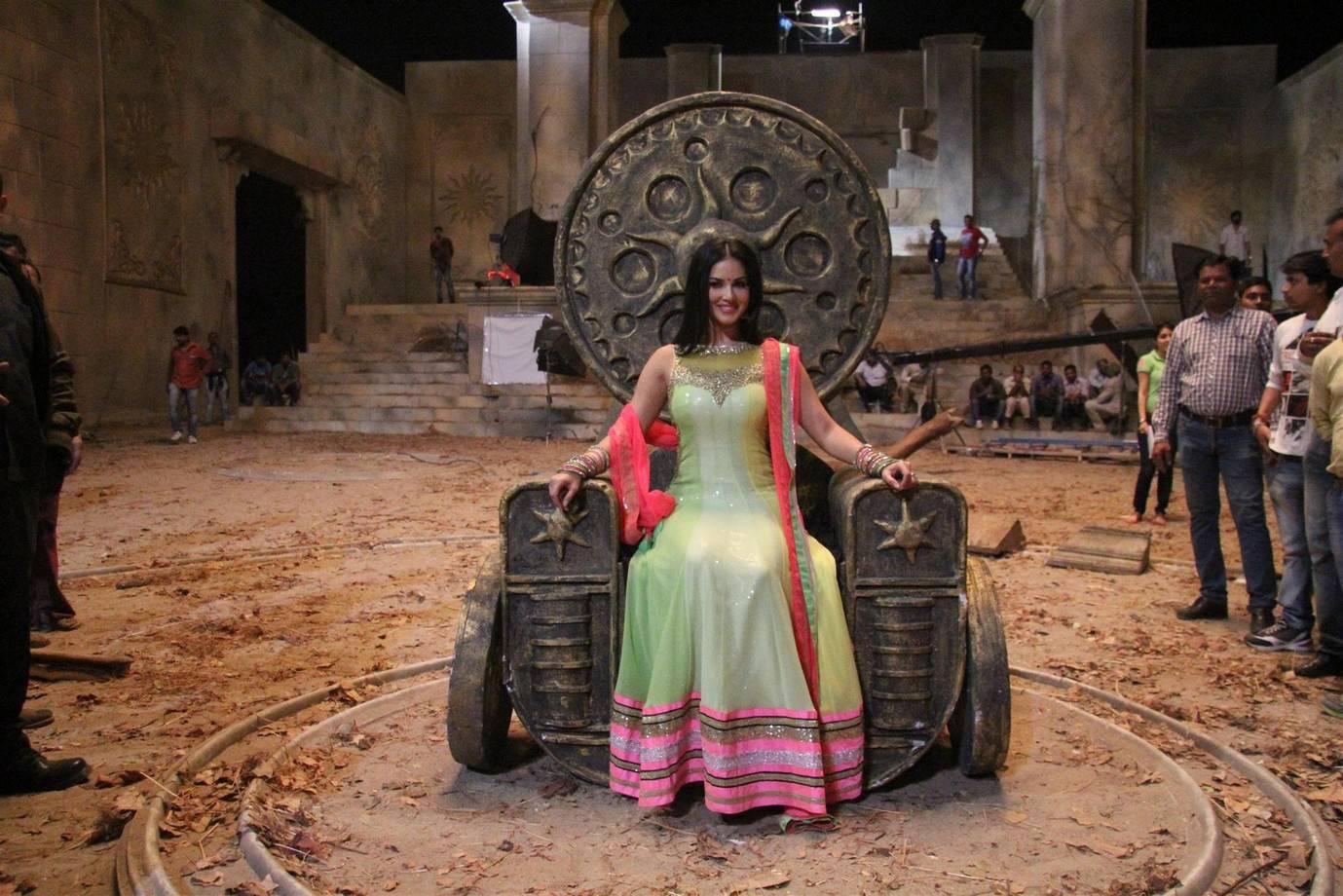 Sunny Leone At Leela Movie On Location