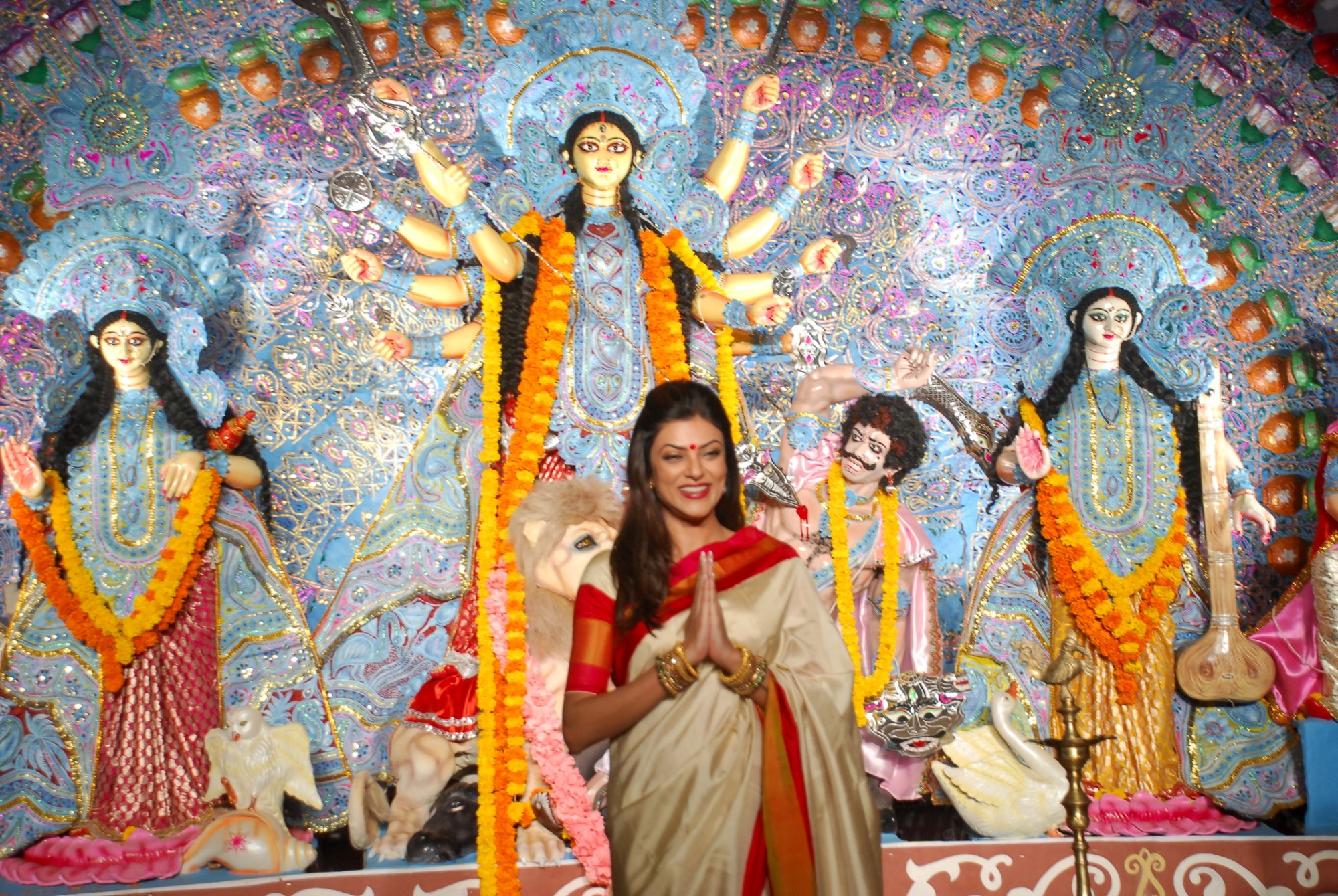 Sushmita Sen visits North Bombay Sarbojanin Durga Puja Pandal