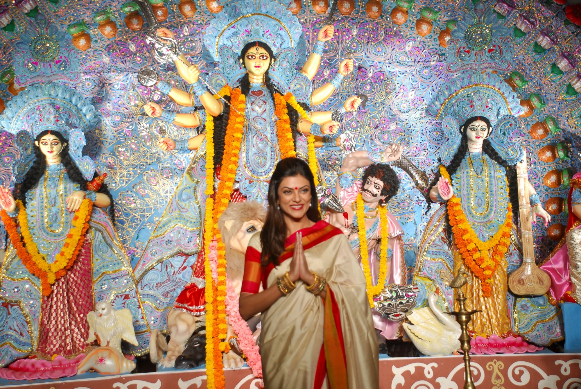 Sushmita Sen visits North Bombay Sarbojanin Durga Puja Pandal