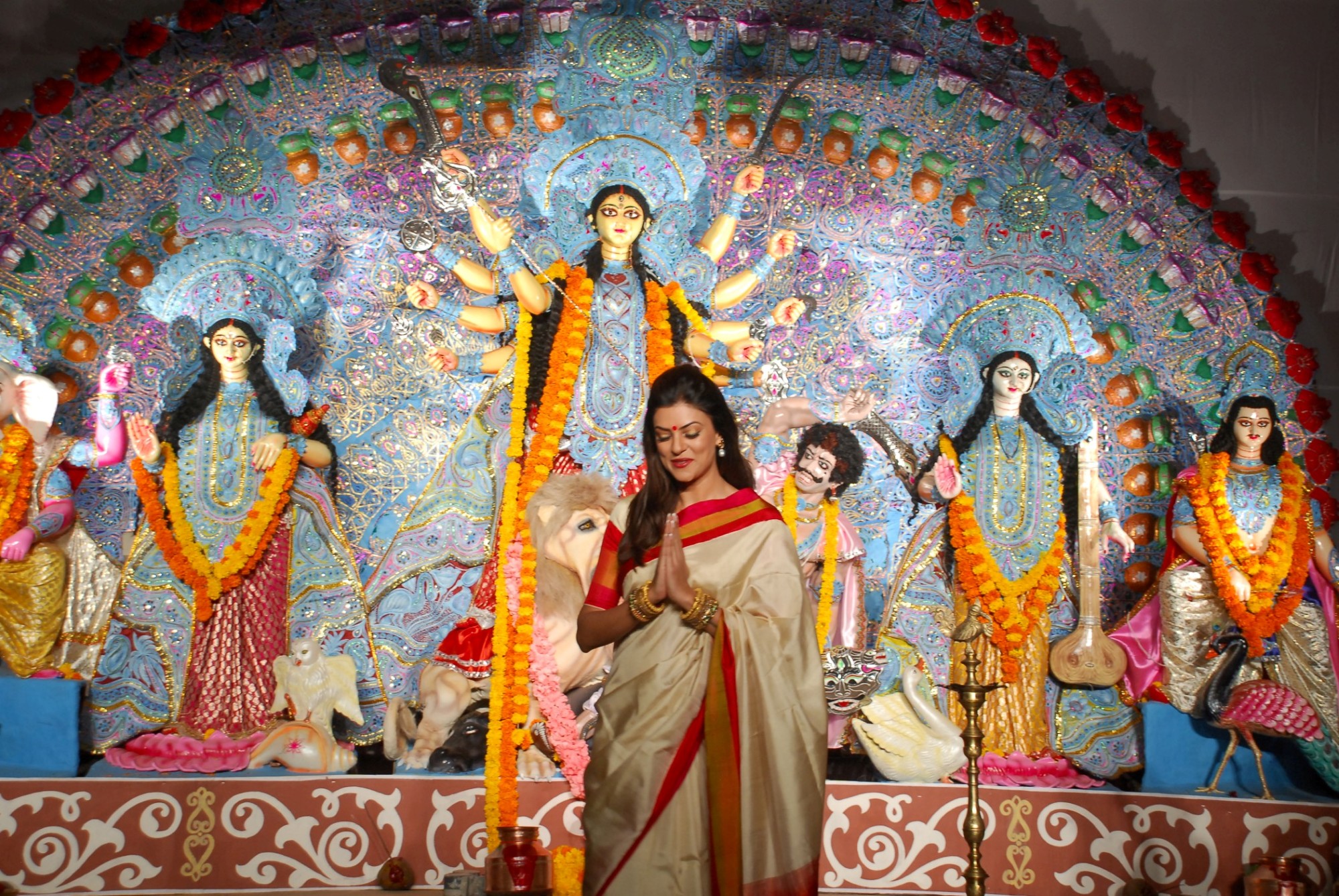 Sushmita Sen visits North Bombay Sarbojanin Durga Puja Pandal