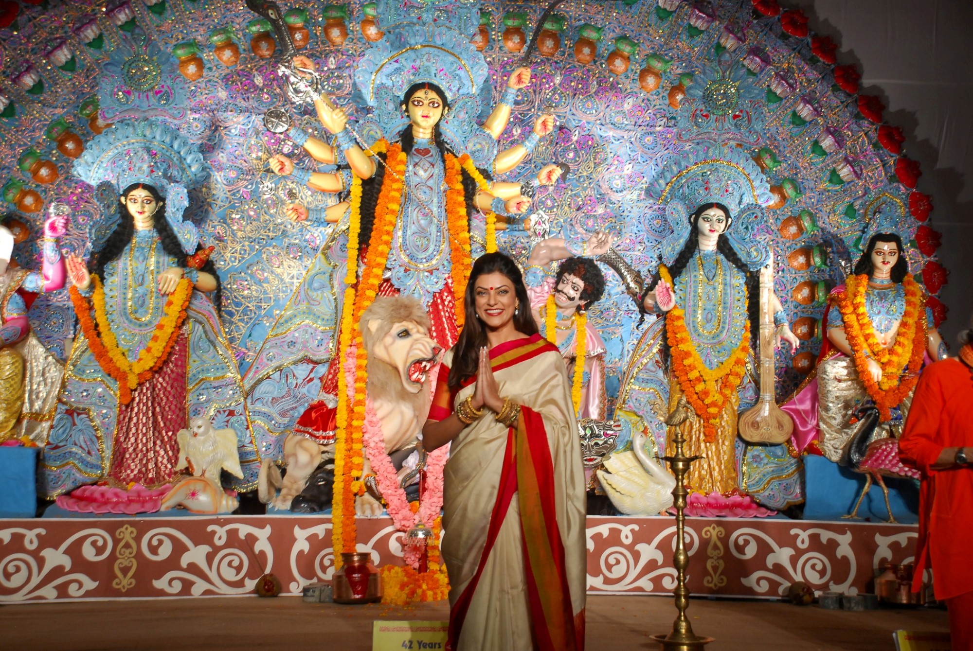 Sushmita Sen visits North Bombay Sarbojanin Durga Puja Pandal