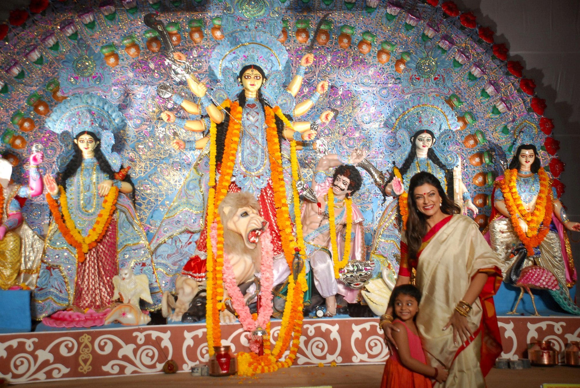 Sushmita Sen visits North Bombay Sarbojanin Durga Puja Pandal