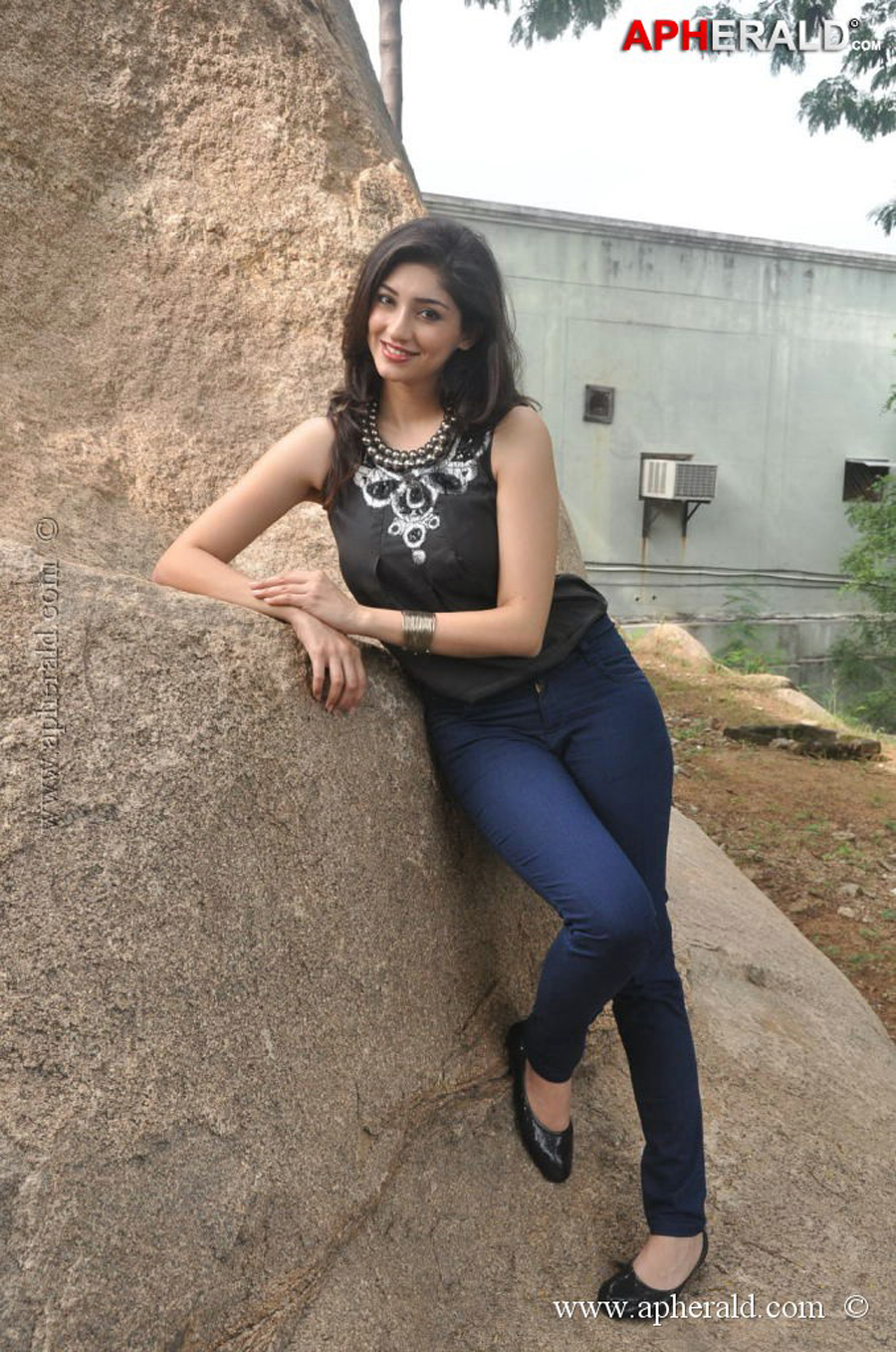 Tanvi Vyas Spicy Pics