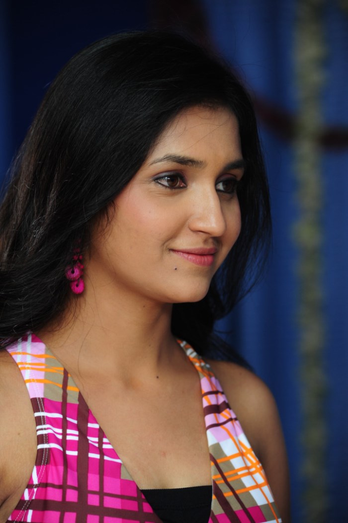 Telugu Actress Sarayu Photo Pics