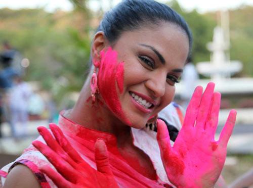 Veena Malik plays Holi Photos