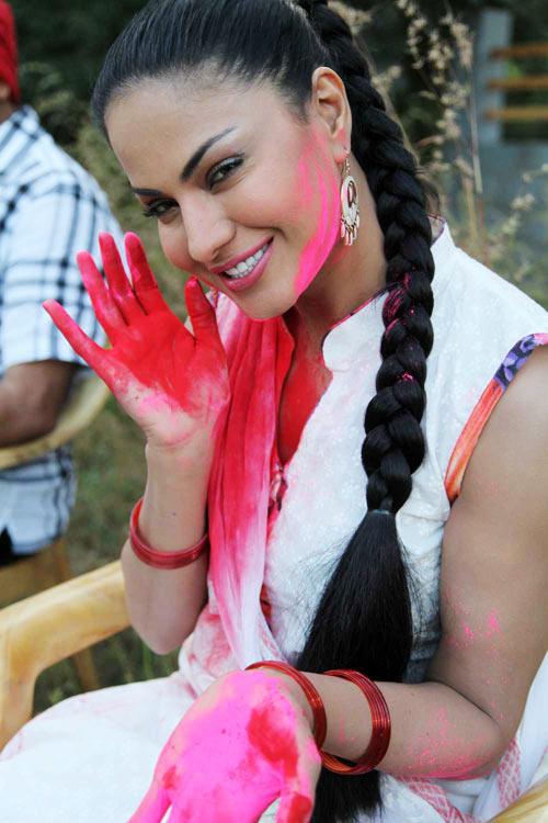 Veena Malik plays Holi Photos