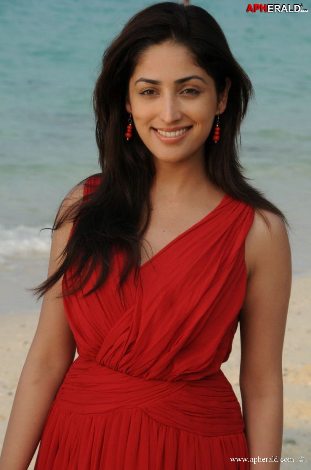 Yami Gautam Red Saree Images