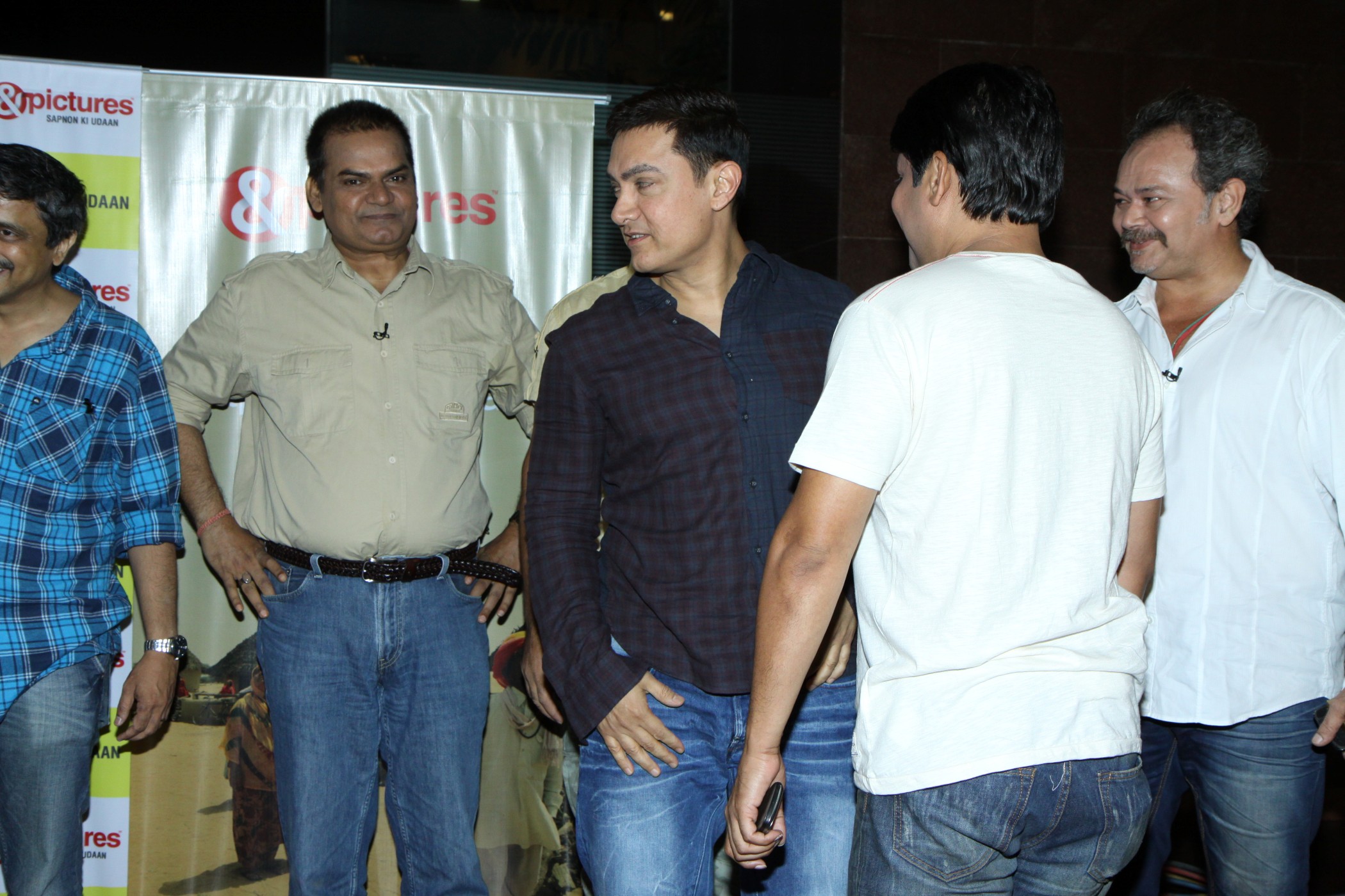 Aamir Khan Presents His Documentary Movie Chale Chalo Pics