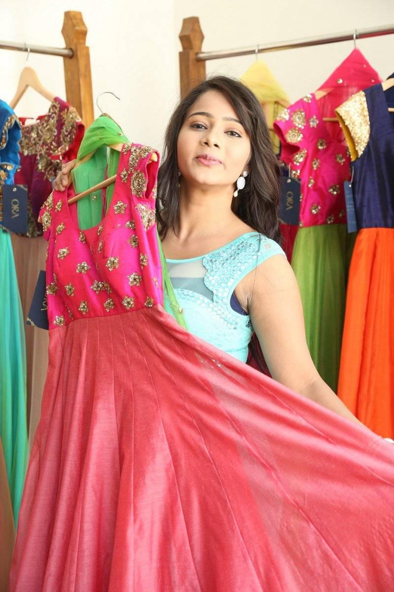 Actress Mithraw Stills At Shrujan Kutch Hand Embroidery Exhibition