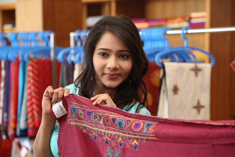 Actress Mithraw Stills At Shrujan Kutch Hand Embroidery Exhibition