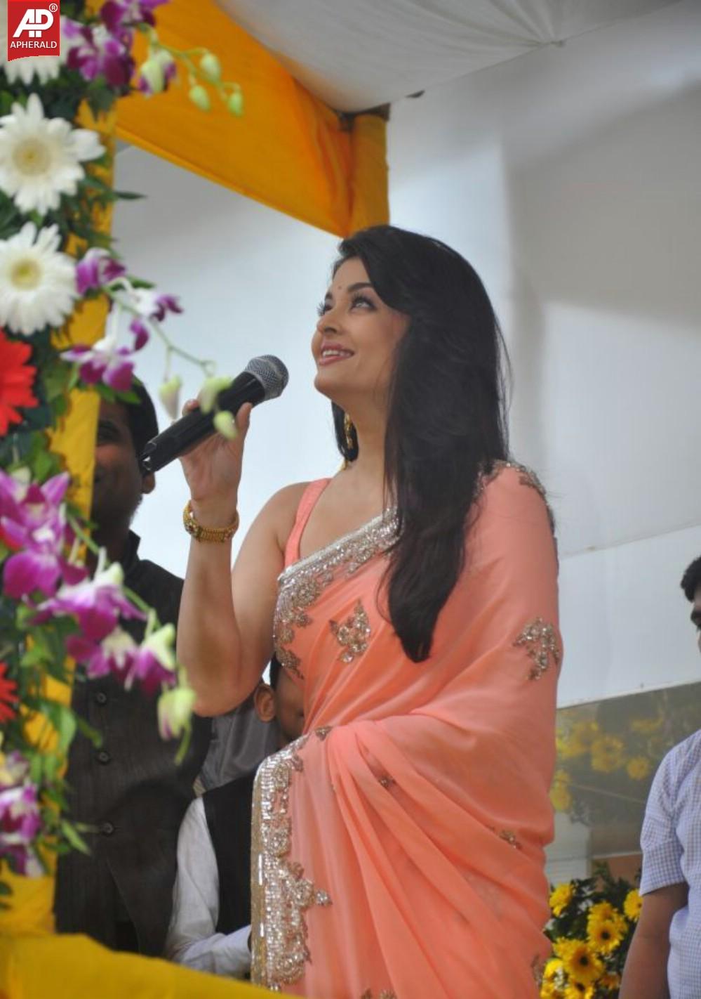 Aishwarya Rai at inauguration of Kalyan Jewellers