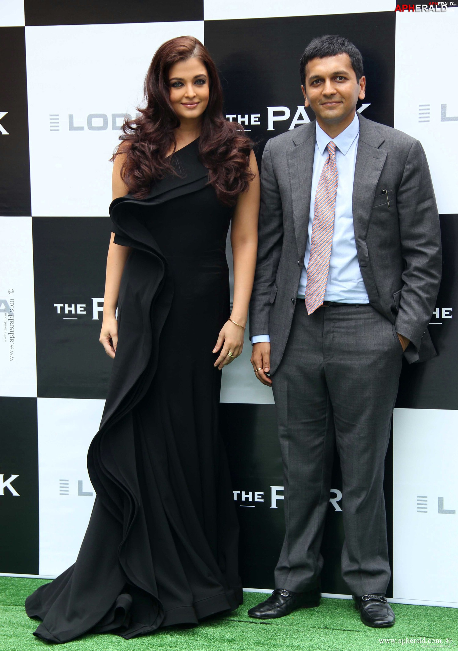 Aishwarya Rai Launch District The Park