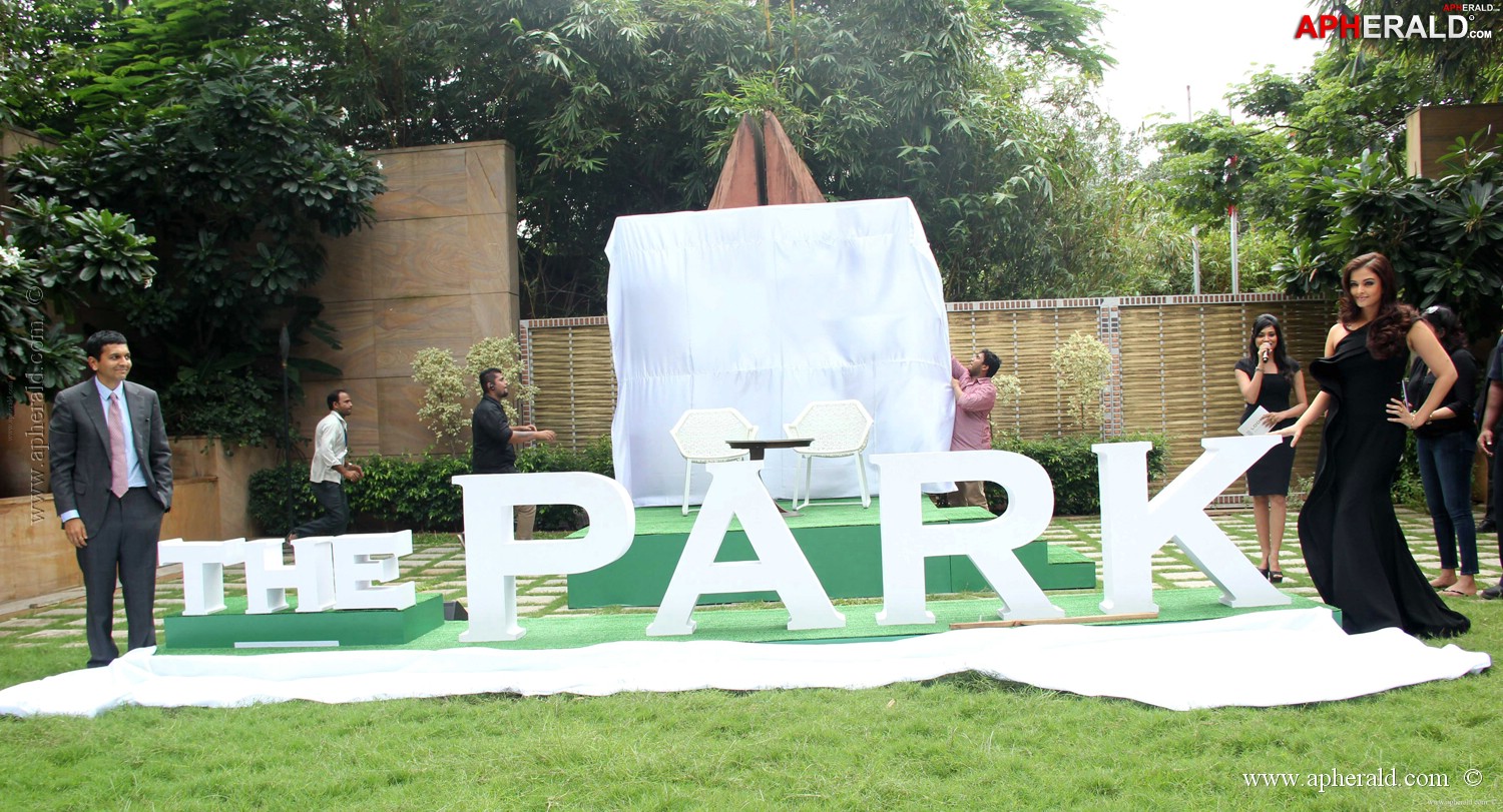 Aishwarya Rai Launch District The Park