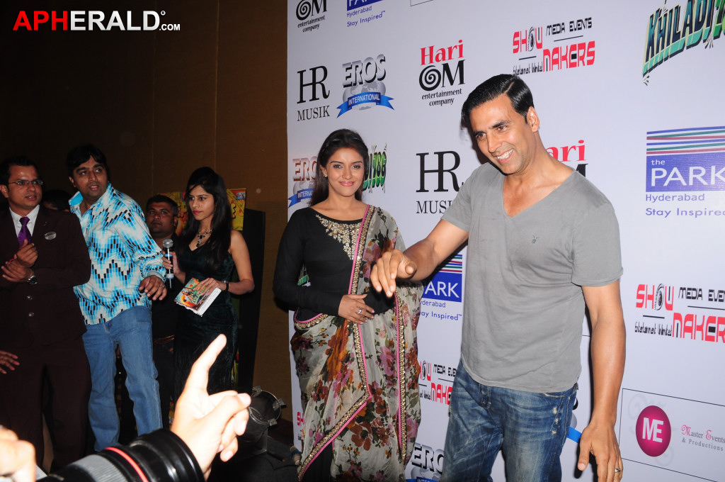 Akshay and Asin Promotes Khiladi 786