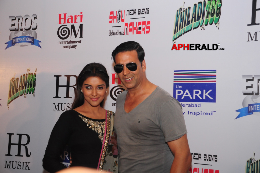 Akshay and Asin Promotes Khiladi 786