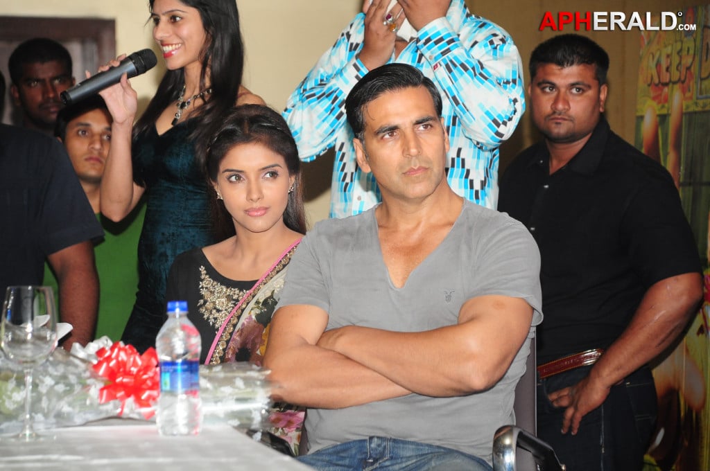 Akshay and Asin Promotes Khiladi 786