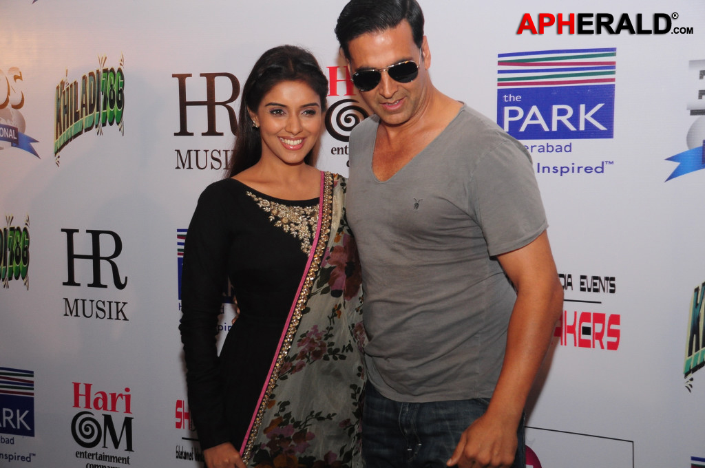 Akshay and Asin Promotes Khiladi 786