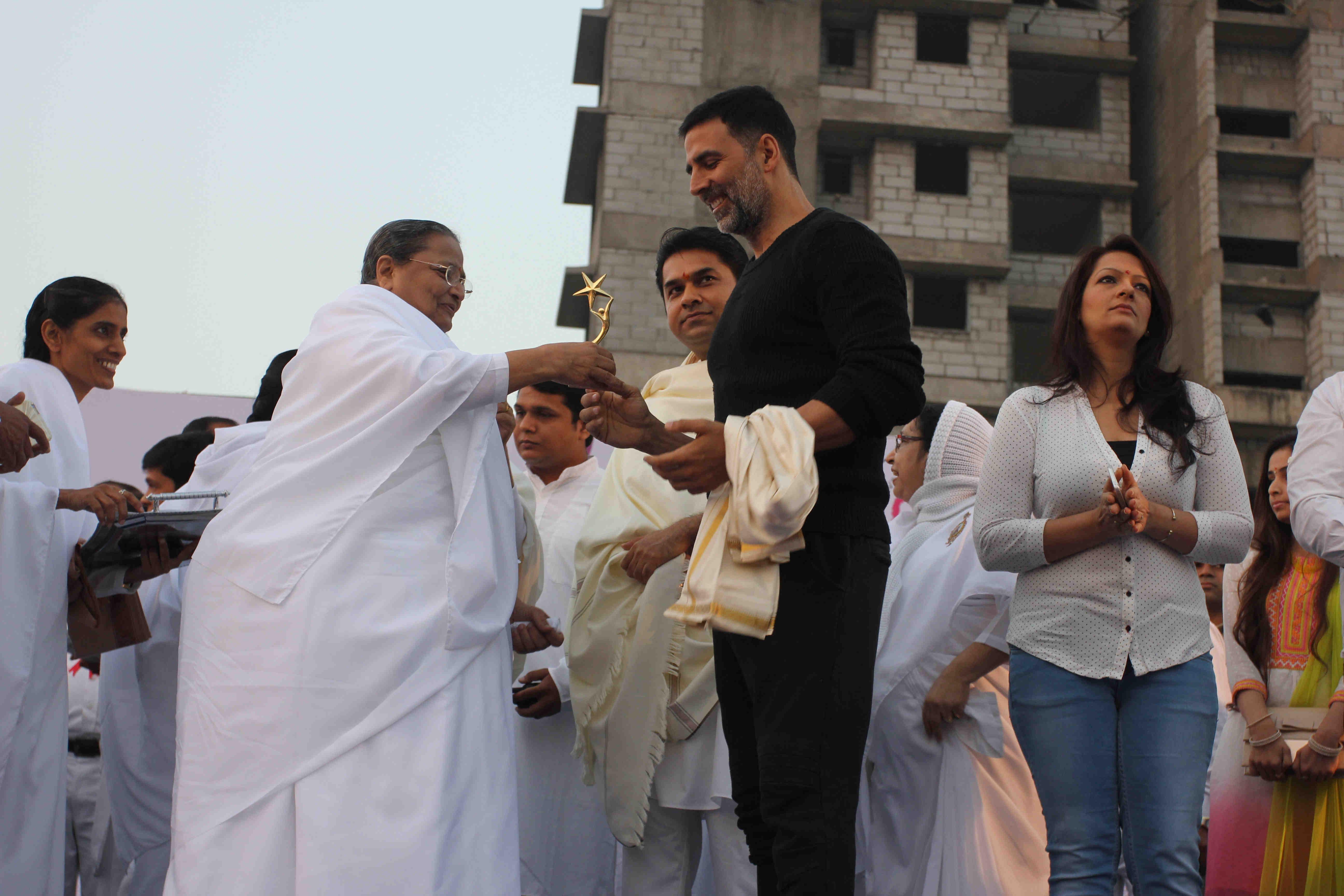 Akshay Kumar flags off Bramhakumari Sakhi Minithon