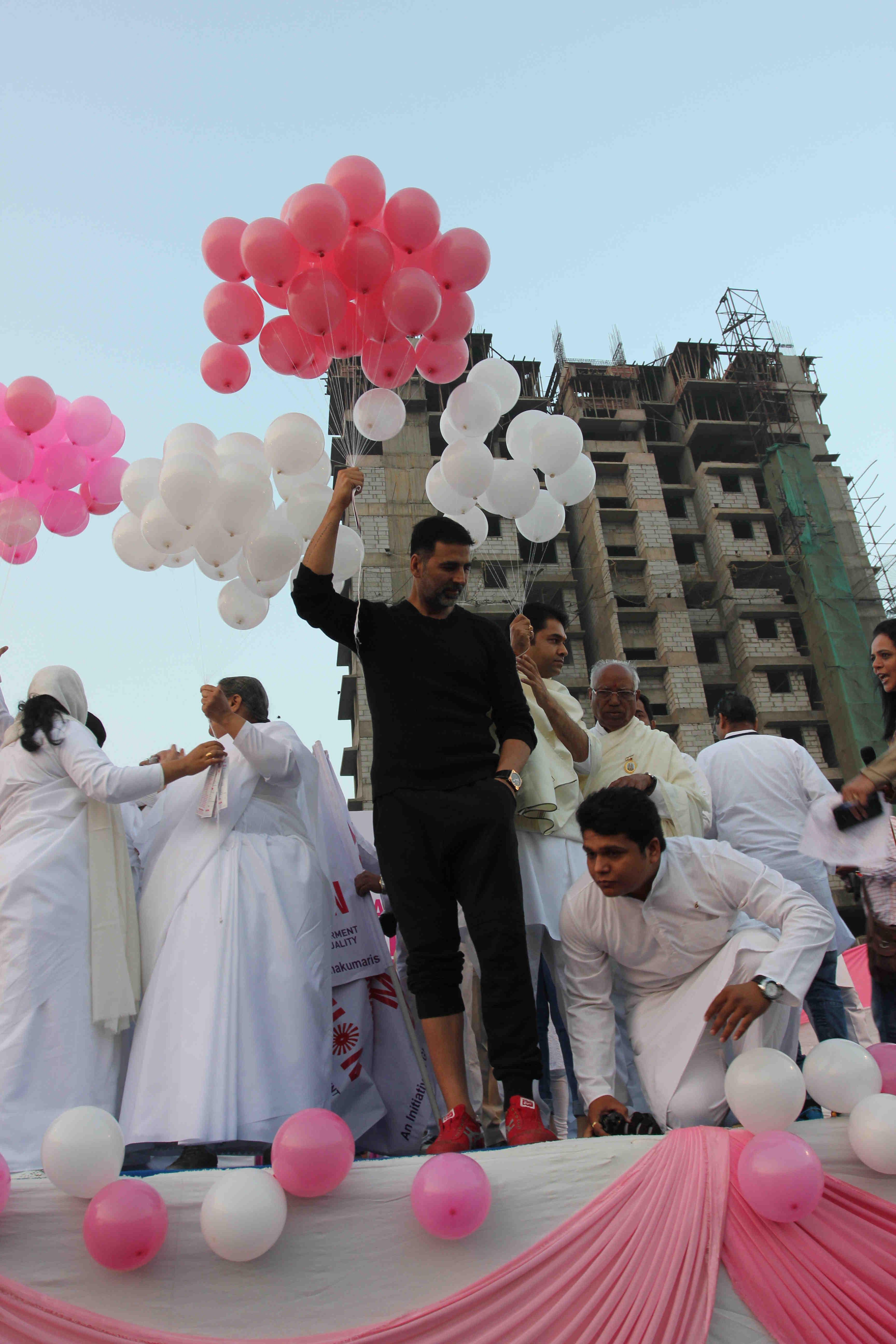 Akshay Kumar flags off Bramhakumari Sakhi Minithon