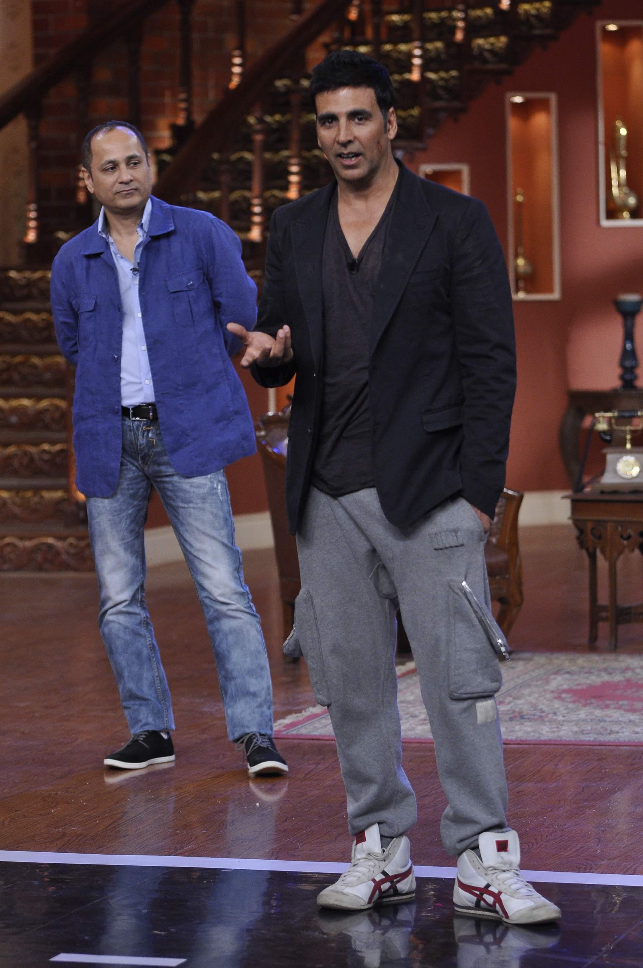 Akshay Kumar Promotes Holiday Film on Sets of CNWP Stills