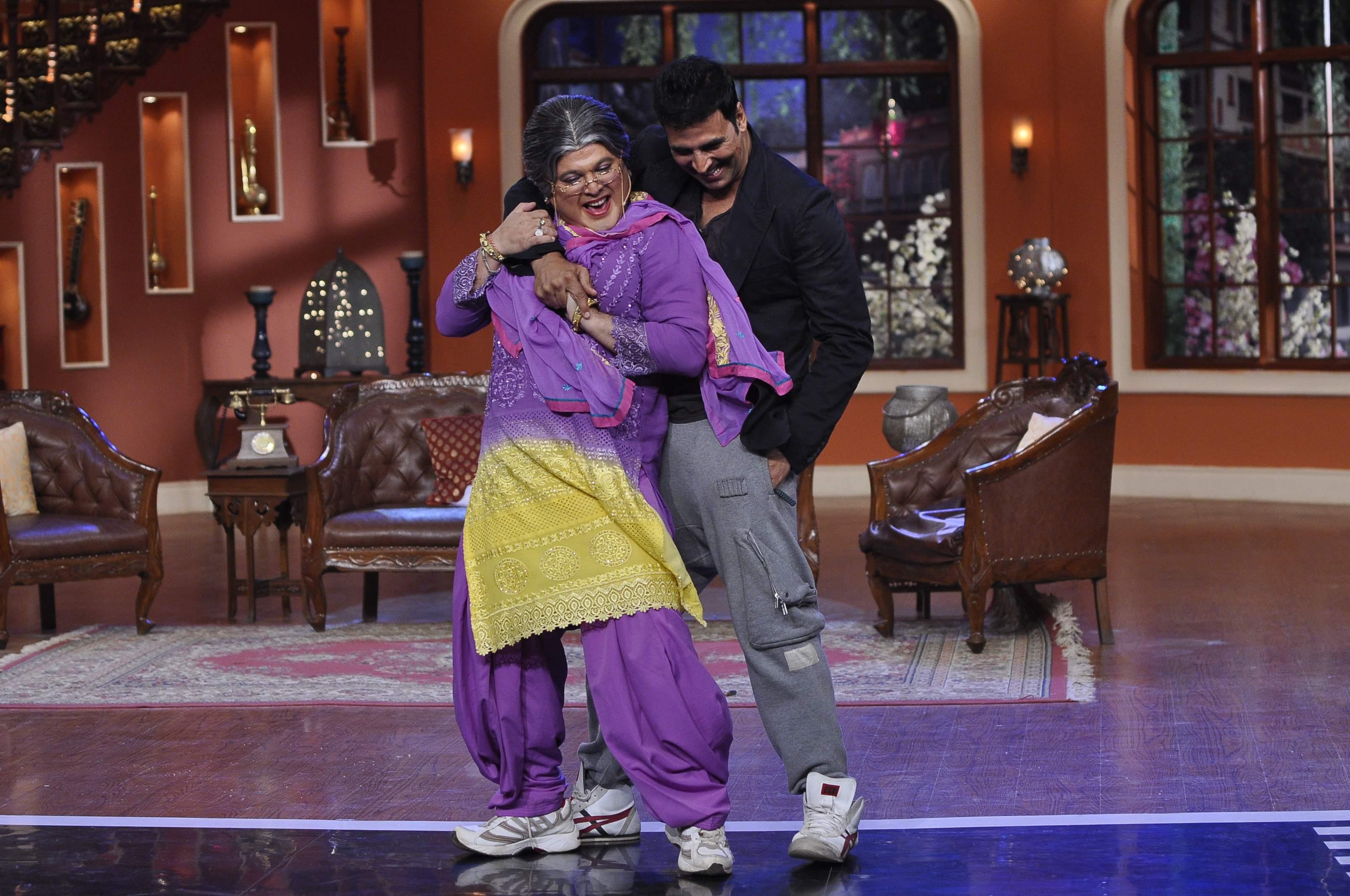 Akshay Kumar Promotes Holiday Film on Sets of CNWP Stills