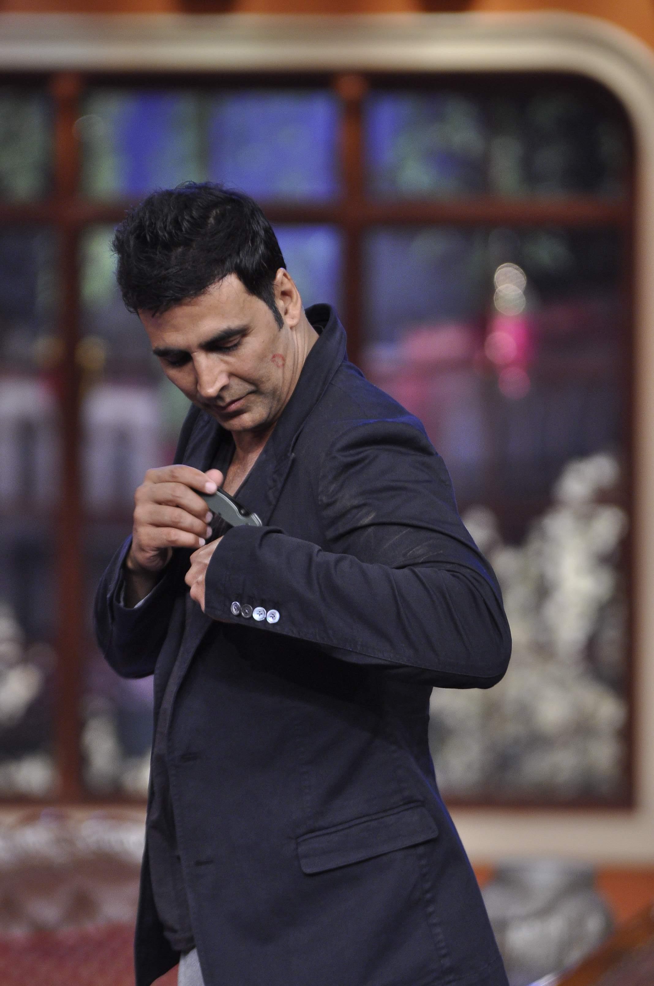 Akshay Kumar Promotes Holiday Film on Sets of CNWP Stills