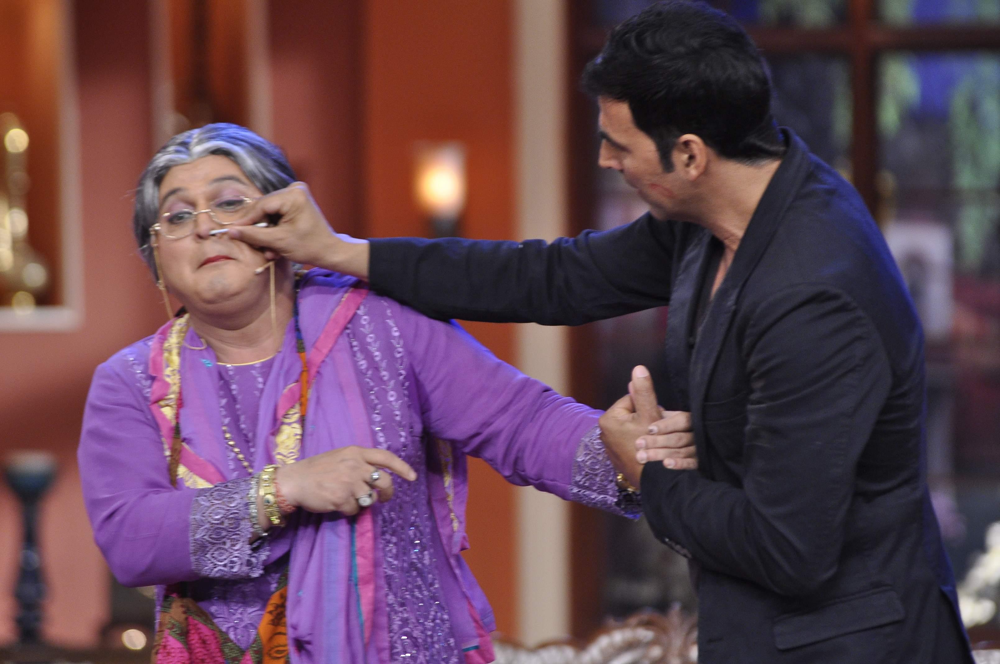 Akshay Kumar Promotes Holiday Film on Sets of CNWP Stills