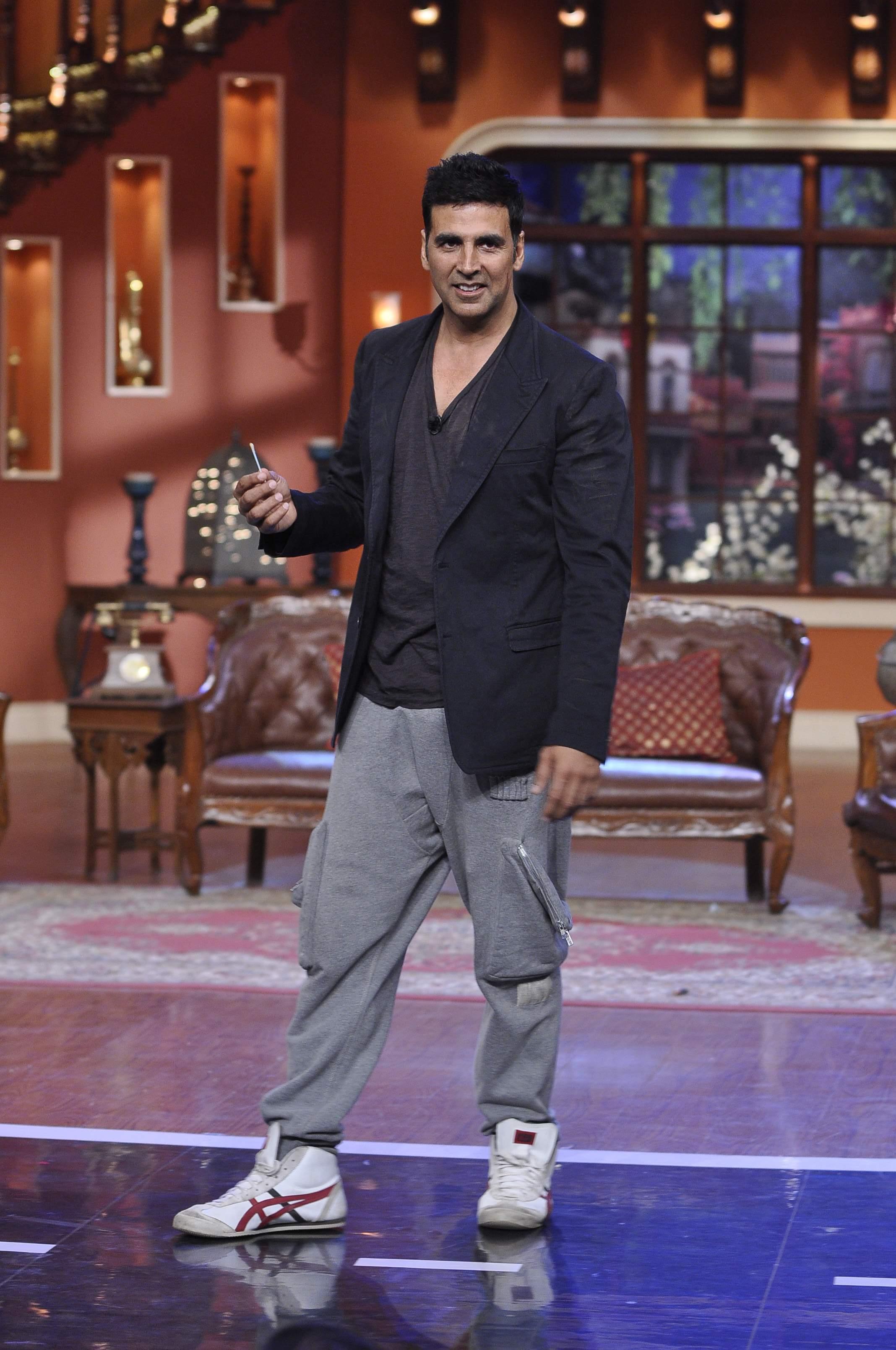 Akshay Kumar Promotes Holiday Film on Sets of CNWP Stills