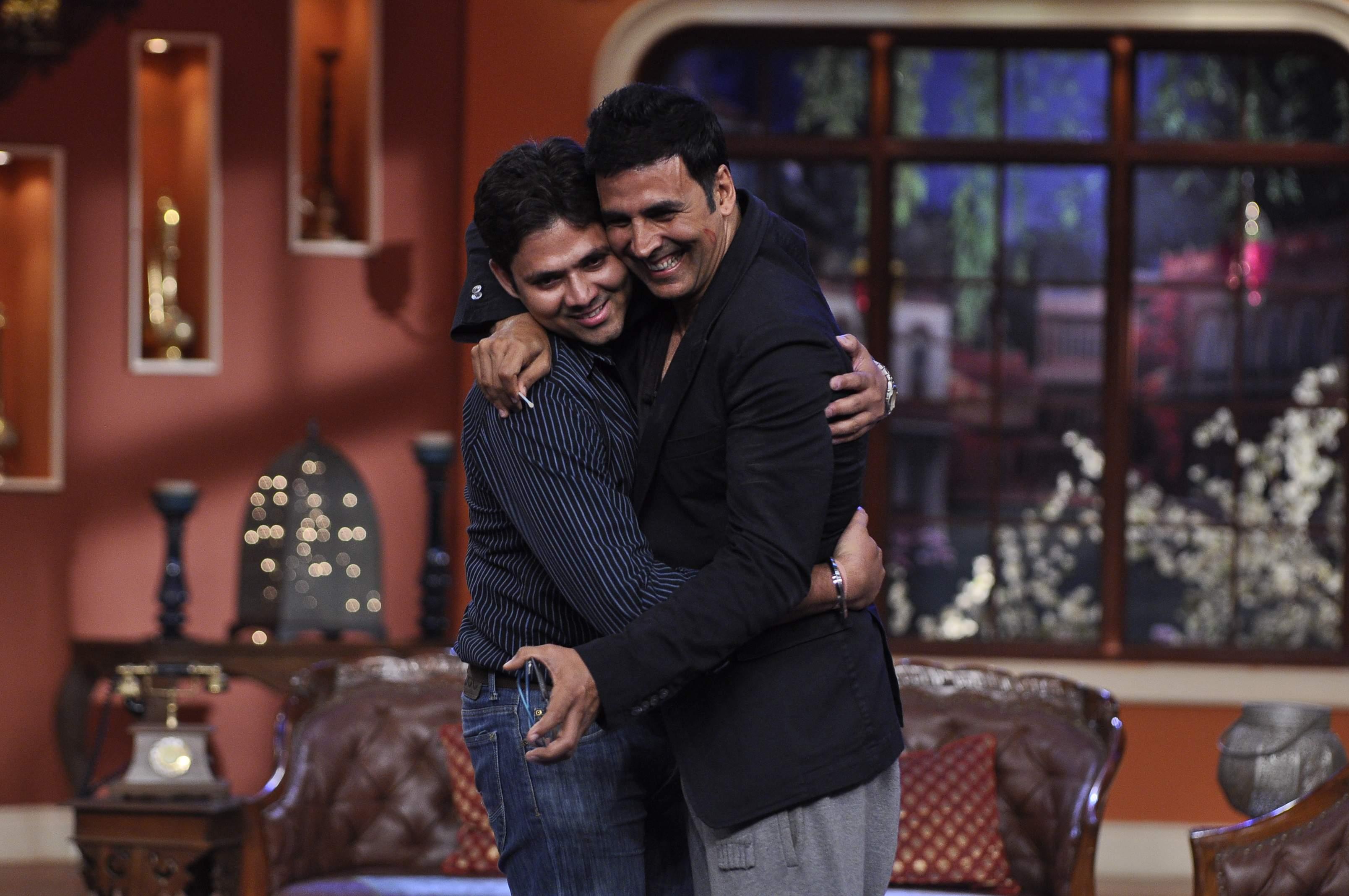 Akshay Kumar Promotes Holiday Film on Sets of CNWP Stills