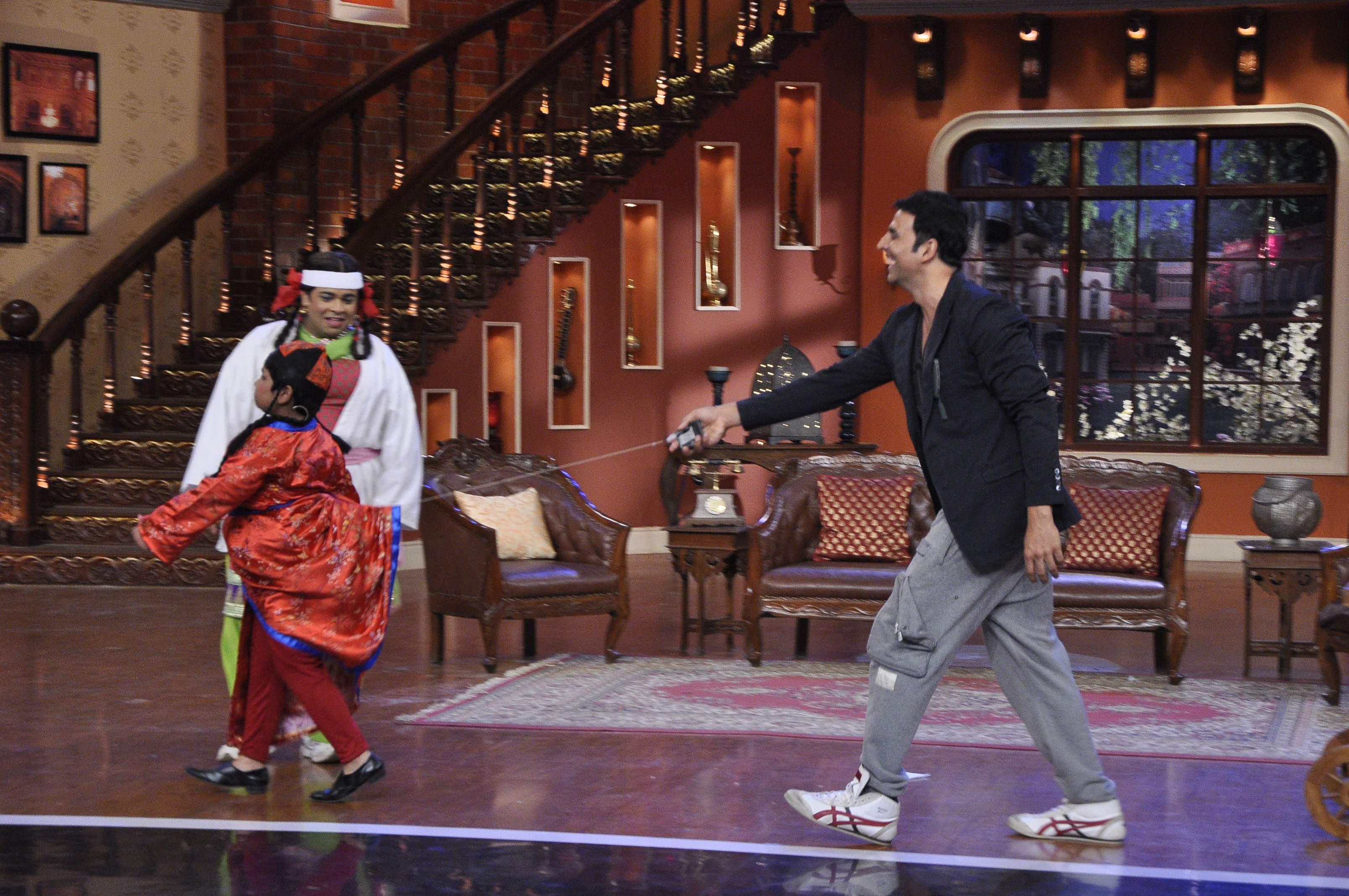 Akshay Kumar Promotes Holiday Film on Sets of CNWP Stills
