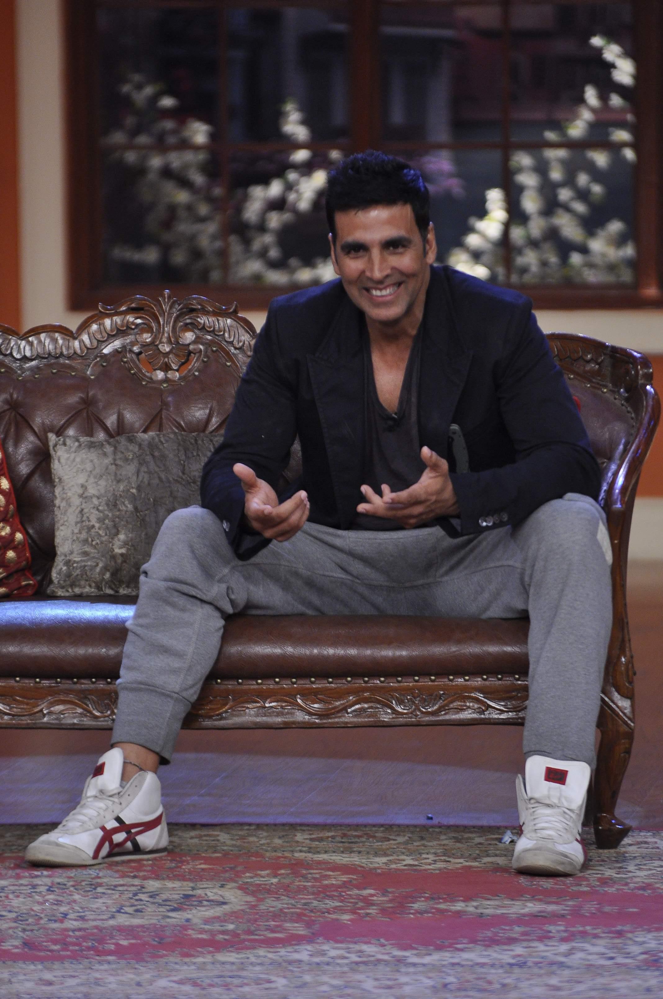 Akshay Kumar Promotes Holiday Film on Sets of CNWP Stills