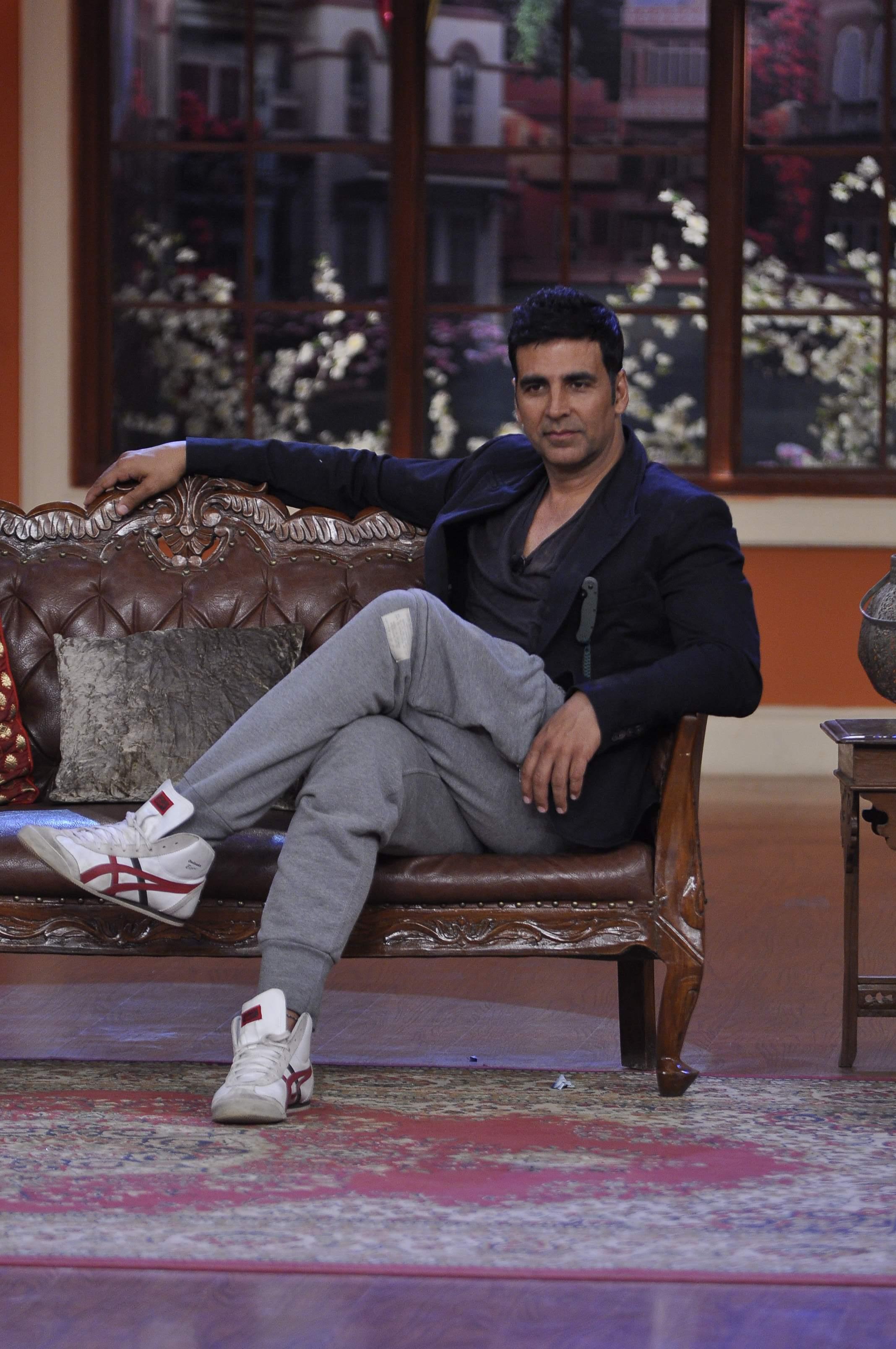 Akshay Kumar Promotes Holiday Film on Sets of CNWP Stills