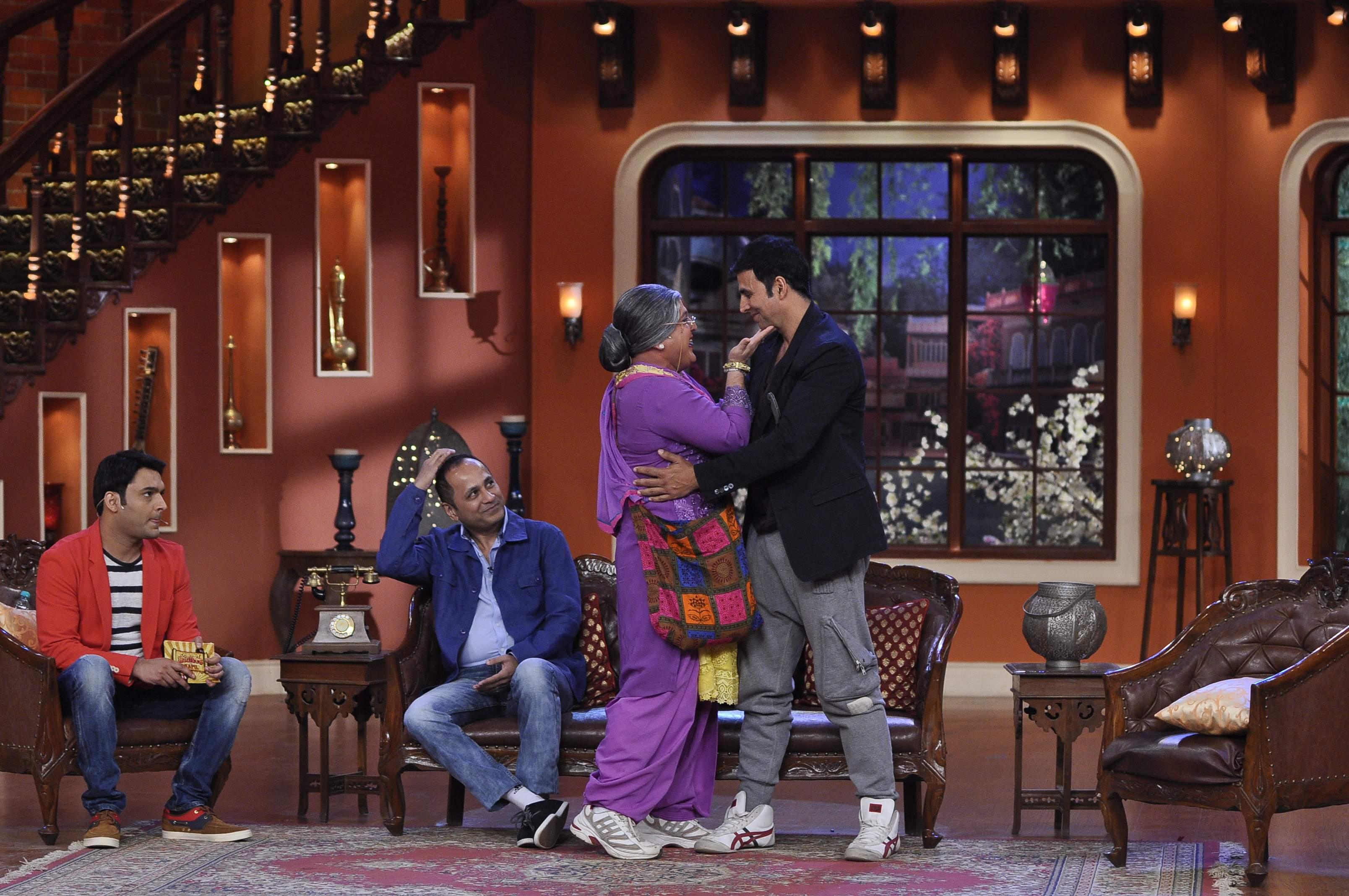 Akshay Kumar Promotes Holiday Film on Sets of CNWP Stills
