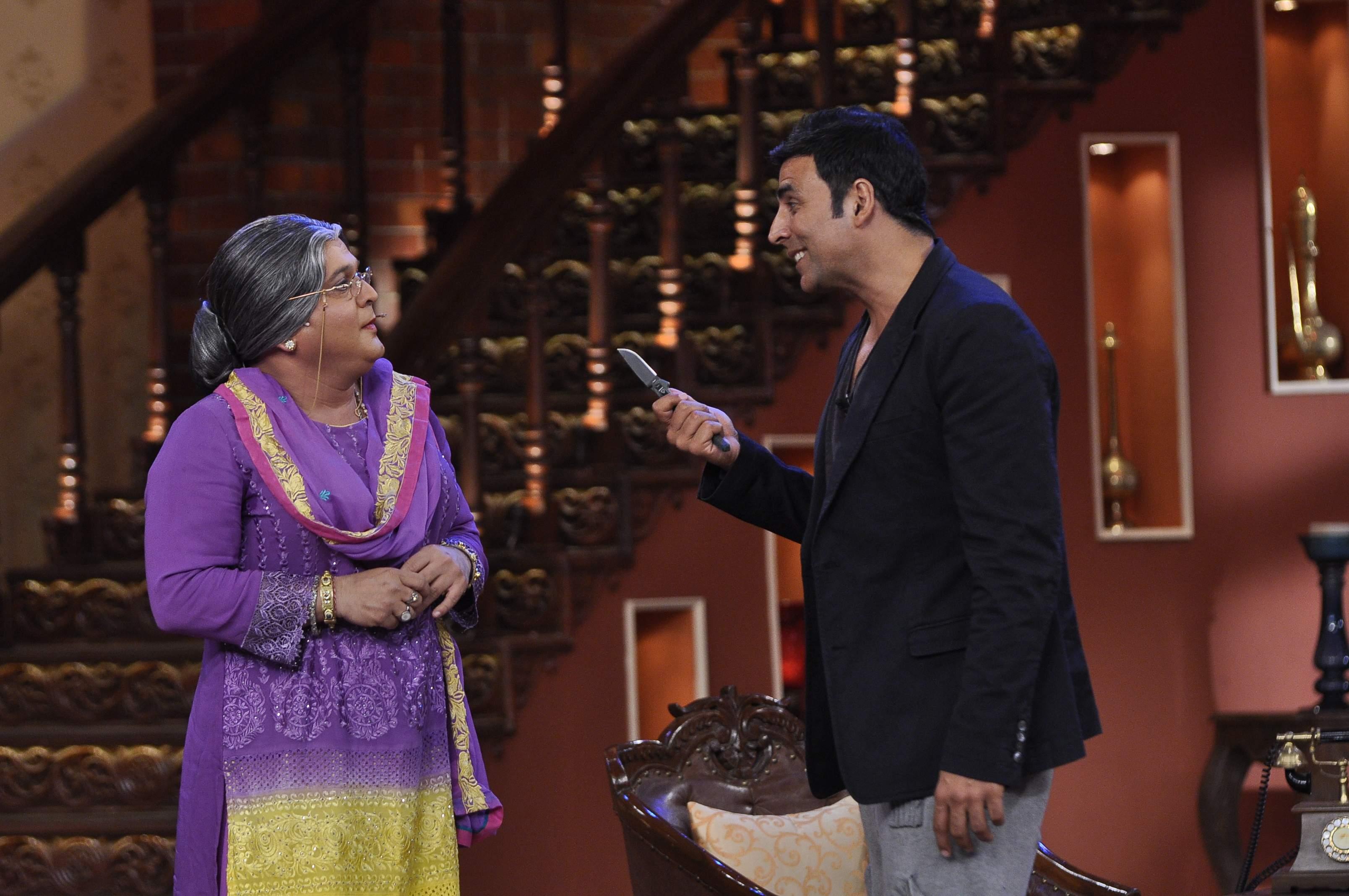 Akshay Kumar Promotes Holiday Film on Sets of CNWP Stills