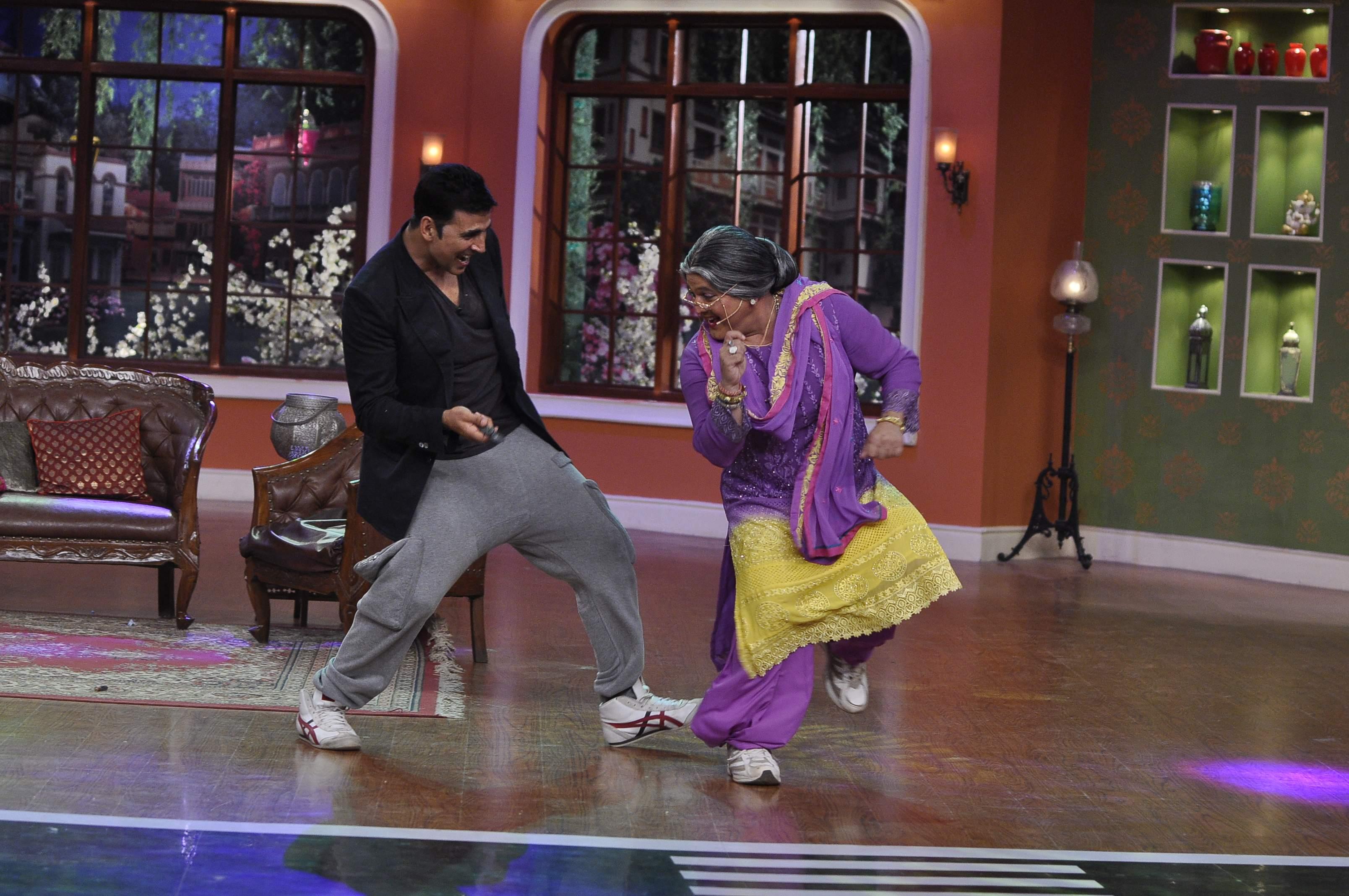 Akshay Kumar Promotes Holiday Film on Sets of CNWP Stills