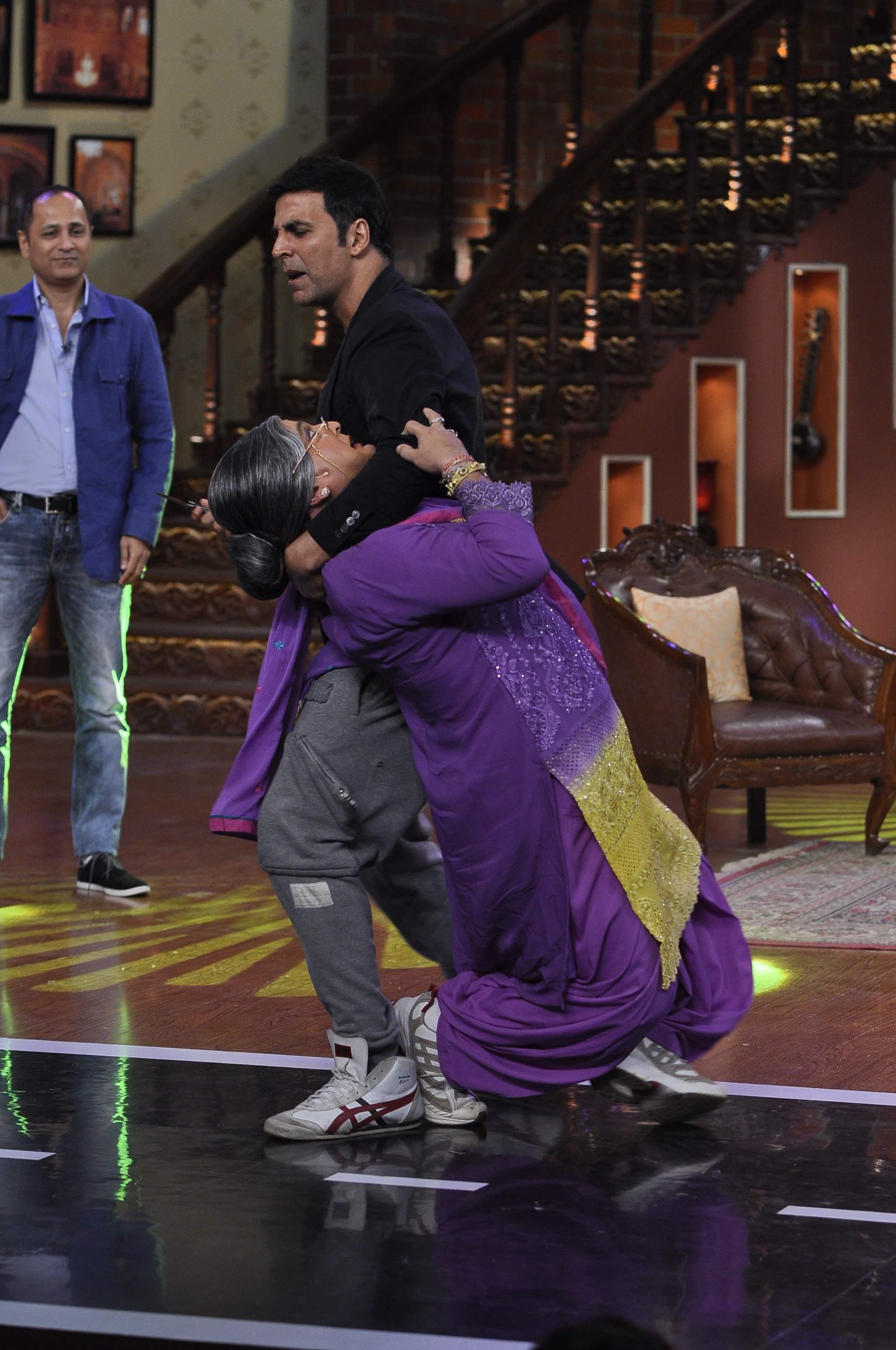 Akshay Kumar Promotes Holiday Film on Sets of CNWP Stills