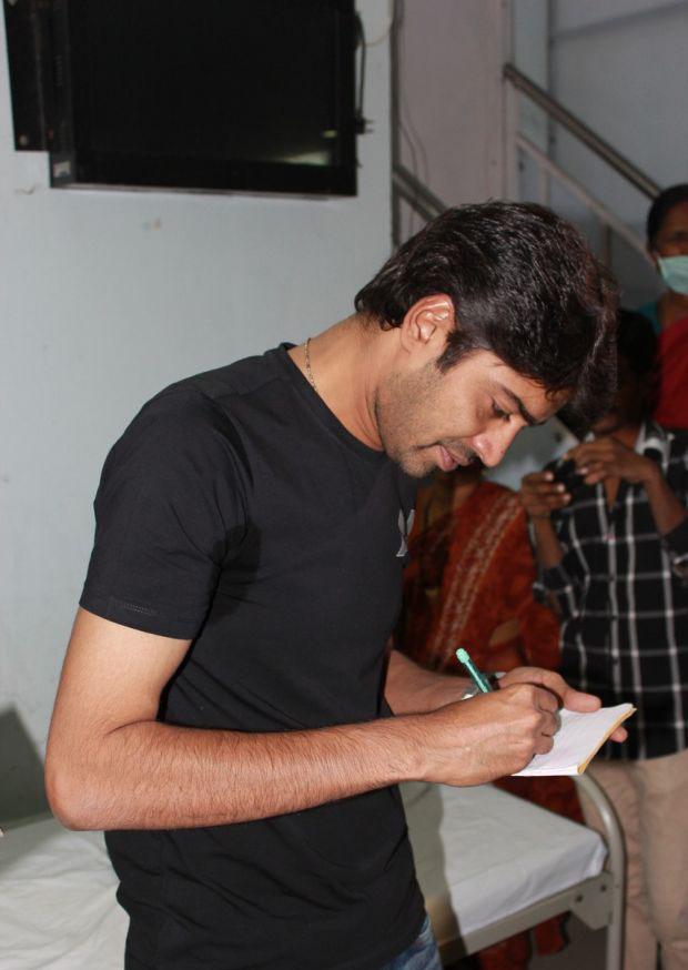 Allari Naresh At MNJ Cancer Hospital Photos