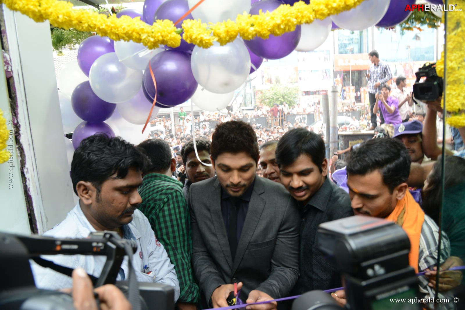 Allu Arjun at Lot Mobile Shop Opening