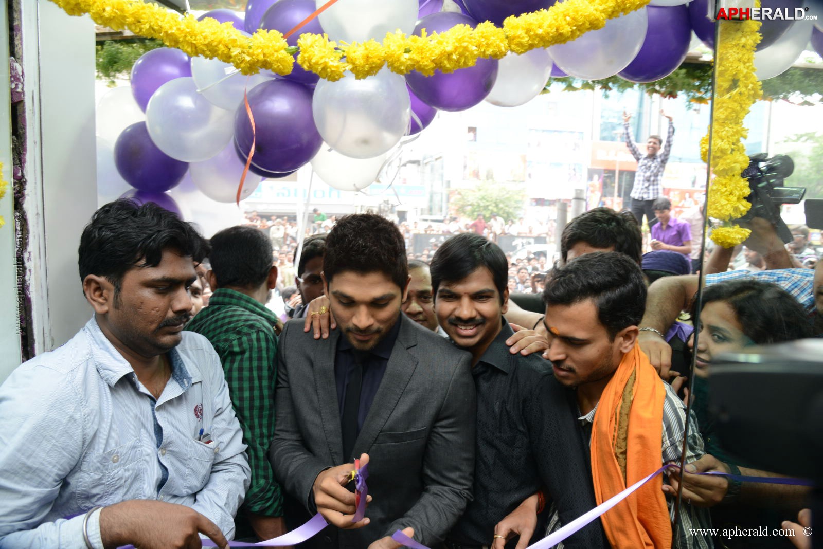 Allu Arjun at Lot Mobile Shop Opening